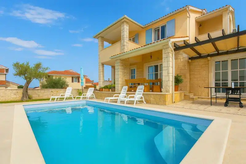 Moderne Ferienwohnung mit Pool in Kroatien bei Sonnenschein – ideal für Shopping- und Strandurlaub
