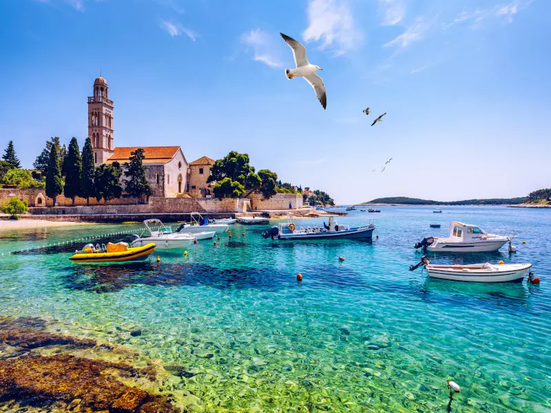 Franziskanerkloster auf der Insel Hvar in Kroatien direkt am türkisfarbenen Wasser der Adria – ideal für einen Urlaub in einer Ferienwohnung auf Hvar.